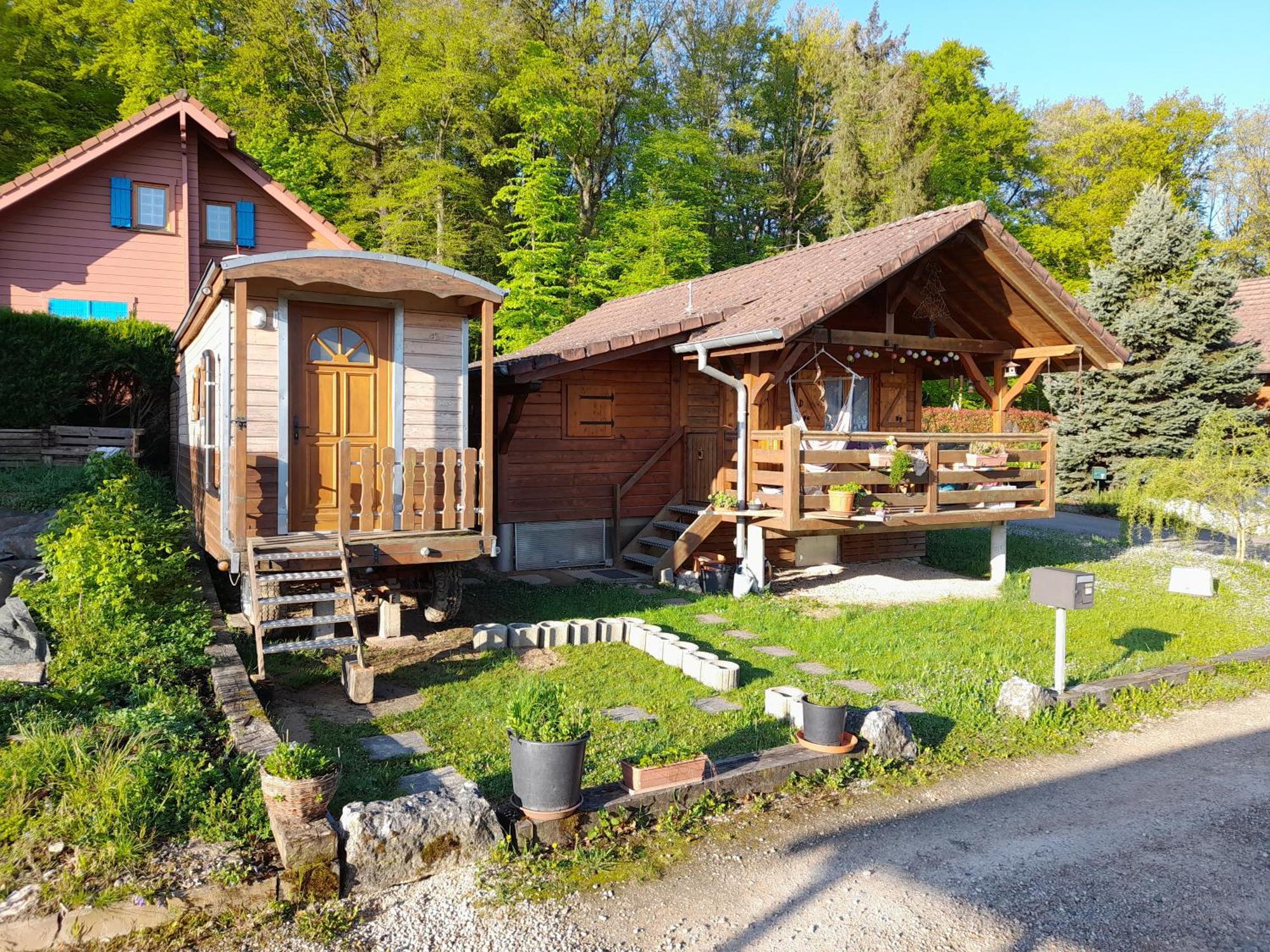 Location Type Gite, Chambre D'Hote, Meuble De Tourisme Dans Joli Petit Chalet Typique Et Ou Jolie Roulotte Type Boheme Waldighoffen Exteriör bild